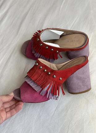 Яскраві мюлі angelo bervicato 38 розміру з бахромою