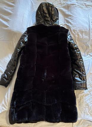 Стильна чорна шуба . має прямий крій, довжина нижче коліна