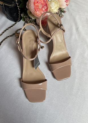 Босоніжки базові, лакові від papaya