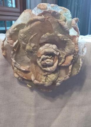 Брошка ручної роботи ніжна