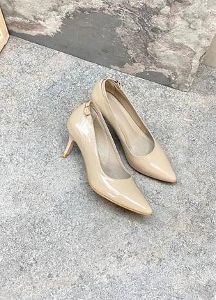 Нюдові класичні елегантні туфлі лак беж