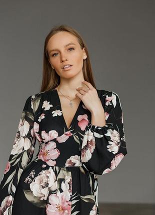 Сукня українського бренду jo’da . колір чорний з рожевими квітами. в наявності є в розмірі xs.