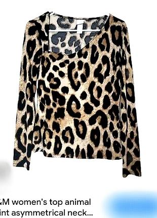 Кофта с асимметричным вырезом в принт.
