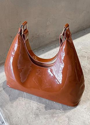Сумка жіноча на одне відділення лакована штучна шкіра карамельного кольору