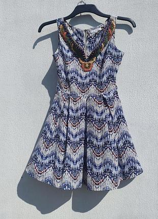 Красивое пёстрое платье с бисером glamorous