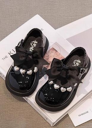 Туфлі для дівчинки лаковані з сердечками колір чорний