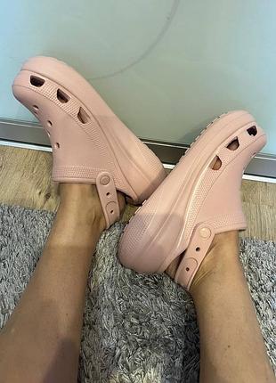 Crocs crush classic женские кроксы на платформе пудрового цвета