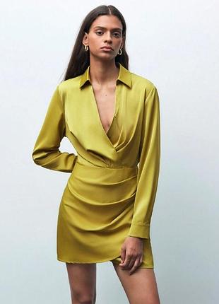 Атласное платье желтого цвета