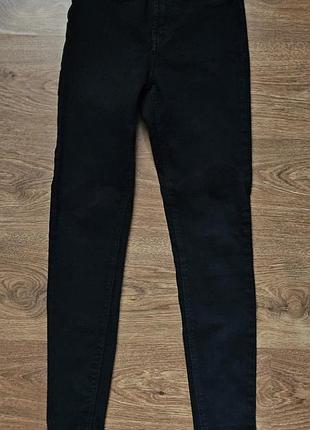 Джинсы skinny bershka. идеальное состояние. стильные и удобные.