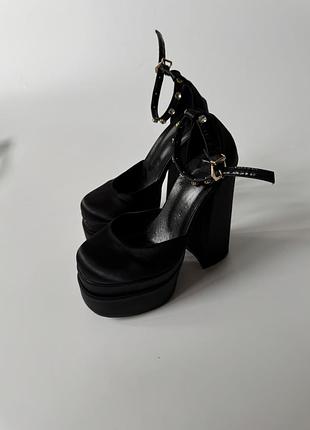 Жіночі туфлі у стилі versace bratz 36 на високій платформі
