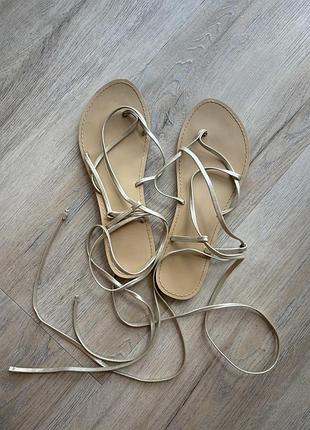 Босоніжки на завʼязках