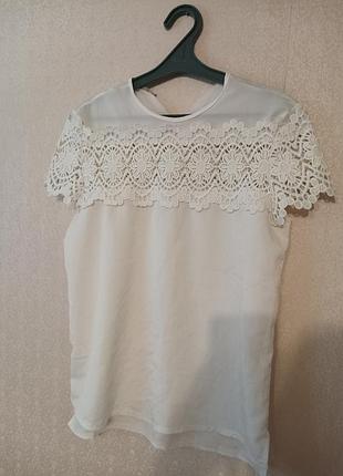 Белая блуза с кружевом