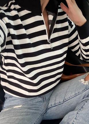 Светр с блискавкою