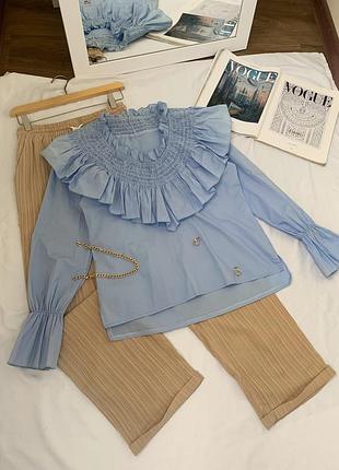 Блакитна блуза