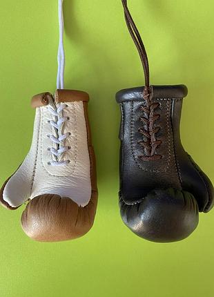 Рукавички в авто на дзеркало