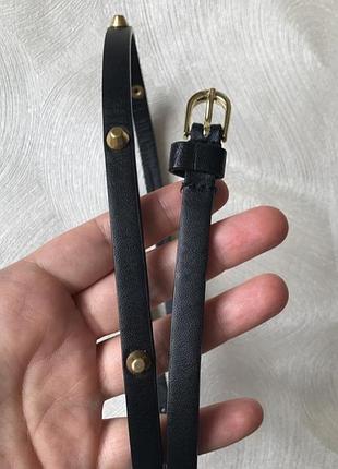 Тонкий и аккуратный ремень пасок пояс женский черный с шипами заклепками золотистыми металлическими элементами золото и классической застежкой эко-кожа