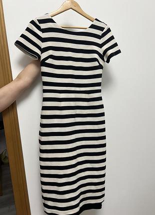 Біле плаття в чорну смужку