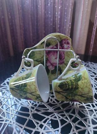 Набор кофейный из двух чашечек и тарелочек на подставке.