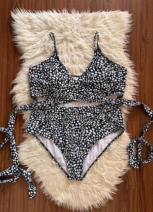 Суцільний купальник в крапочку темно зелений майже як чорний з зав’язками батал