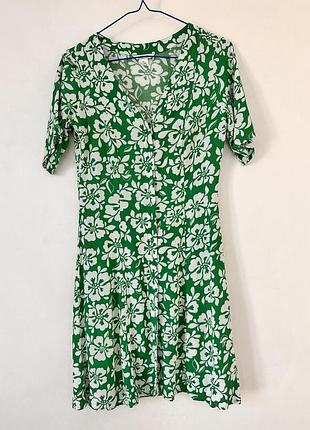 Зеленое платье от бренда monki с цветочным принтом