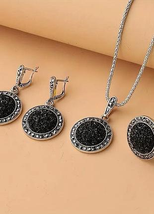 Елегантний набір чорне намисто-кольє з агатовою крошкою і стразами, сережки та перстень.