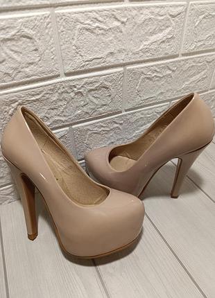 Лакові бежеві туфлі lucci 35р.