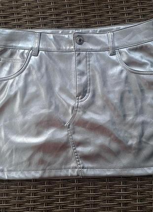 Серебристая юбка из искусственной кожи р. м, состояние идеально