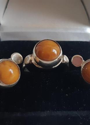 Серебряный комплект кольцо и серьги с янтарем