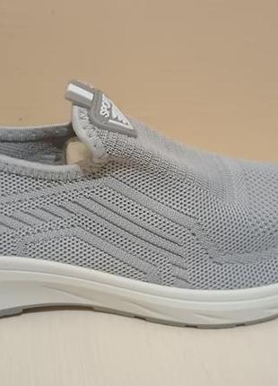 Нові кросівки 39 - 40 розміру.