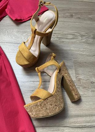 Шикарні босоніжки