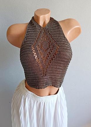 Плетеный топ с металлической нитью.