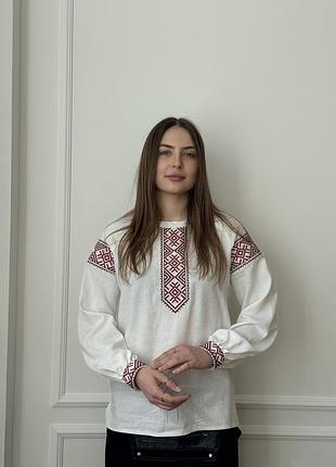 Вышиванка женская с красным орнаментом клубничник молочная