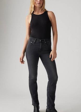 Джинси жіночі бренду levi's strauss. розмір 31
нові