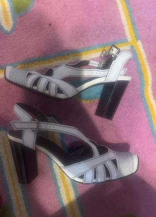 Босоніжки шкіряні на широких підборах 38р 25см