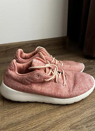 Жіночі кросівки