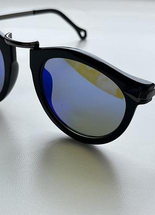 Стильные очки с зеркальными линзами