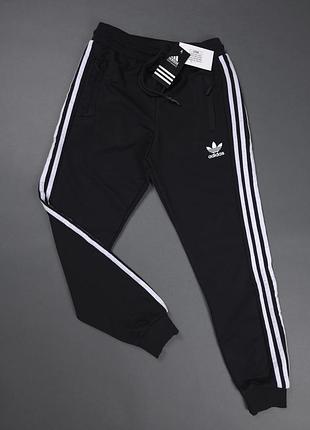 Черные спортивные штаны adidas с классическими белыми полосками