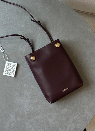 Женская кожаная сумка loewe pebble pouch in smooth calfskin brown
