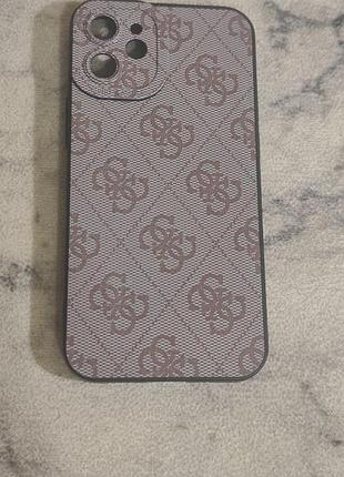 Чехол на 12 iphone  з візерунком, що включає логотип бренду guess.