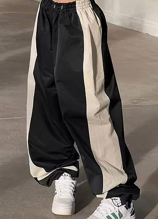 Широкие спортивные штаны в стиле streetwear