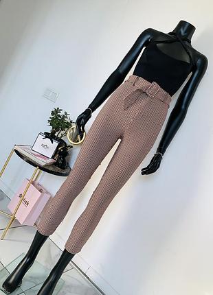 Стильные зауженные брюки в клетку от stradivarius