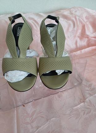 Женские кожаные босоножки