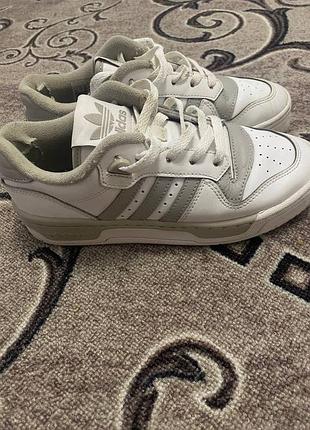 Кросівки адідас ✨
стан хороший але є дефект в заді 
а так кросівки дуже хороші та ніде не порвані окрім п'ятки