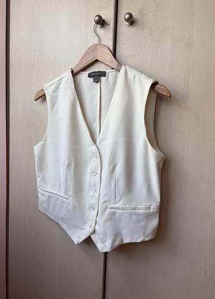 Базова жилетка на ґудзиках у молочному кольорі