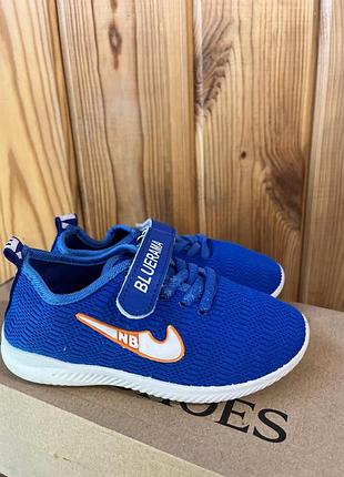 Кросівки. тапки в садок