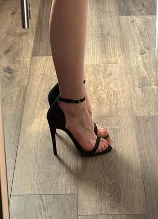 Босоніжки чорні на шпильці
