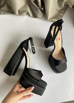 Босоніжки чорні на високому каблуку