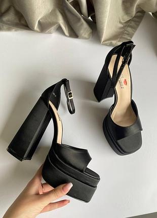 Босоніжки на високому каблуку