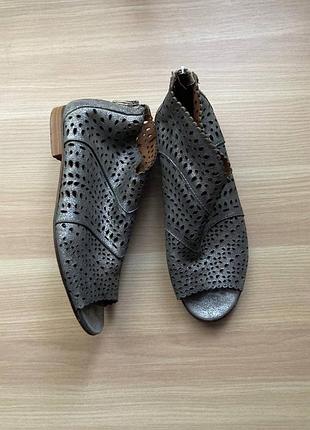 Шкіряні срібні босоніжки 38р