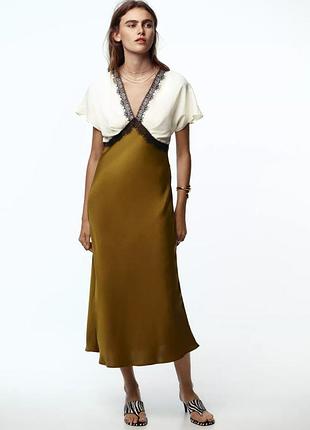 Атласное платье миди с контрастным кружевом